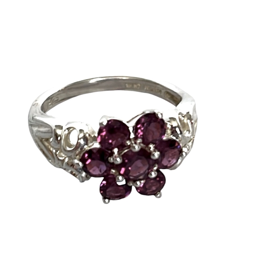 Sterling Silver Rhodolite Garnet Flower Ring w/heart design. Pre owned.